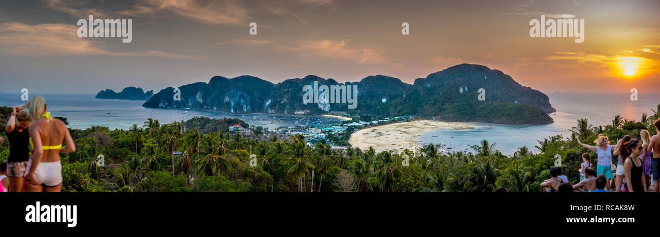 Point de vue sur le coucher du soleil à Koh Phi Phi Don island, Thaïlande du sud avec la foule de touristes nocturnes et les vacanciers. Banque D'Images