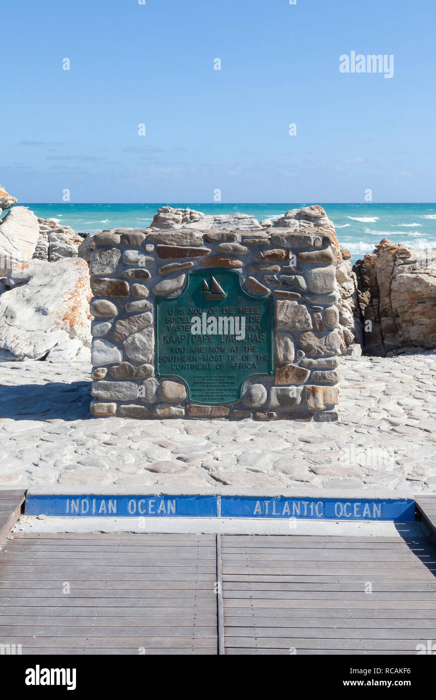 Le monument marquant la pointe sud de Afrrica, Cape Agulhas, Western Cape, Afrique du Sud à la rencontre des océans Atlantique et Pacifique Banque D'Images
