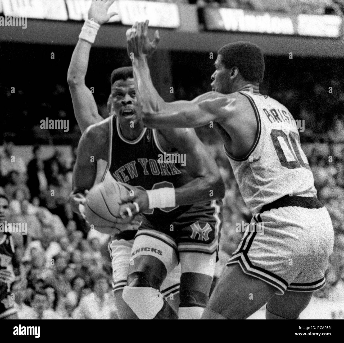 Action de jeu NY Knicks Patrick Ewing et Bosotn Celtics Robert Parish au Fleet Center de Boston MA USA 1997 photo de Bill belknap Banque D'Images