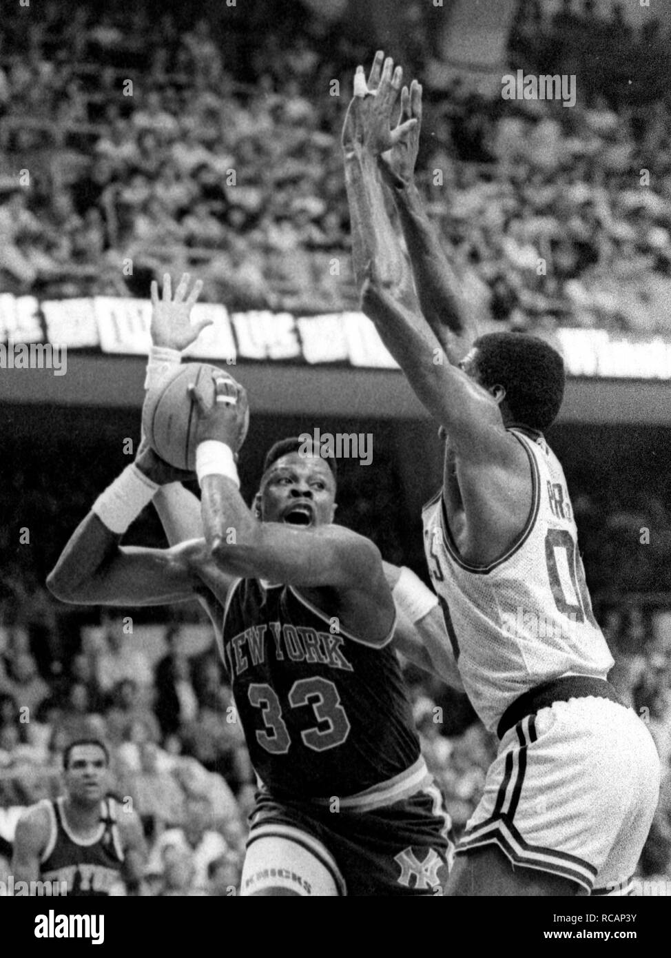 Action de jeu NY Knicks Patrick Ewing et Bosotn Celtics Robert Parish au Fleet Center de Boston MA USA 1997 photo de Bill belknap Banque D'Images