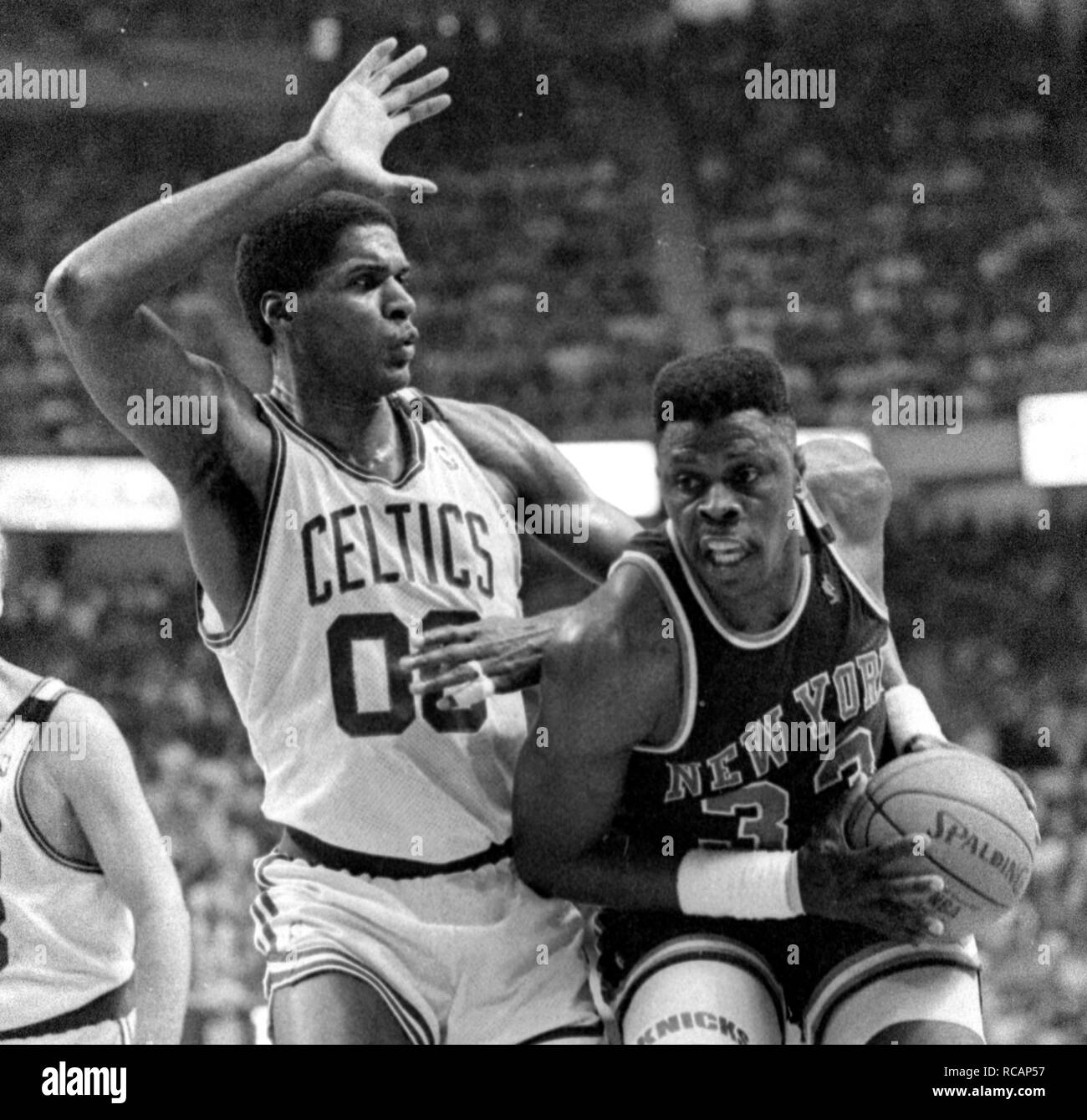 Action de jeu NY Knicks Patrick Ewing et Bosotn Celtics Robert Parish au Fleet Center de Boston MA USA 1997 photo de Bill belknap Banque D'Images