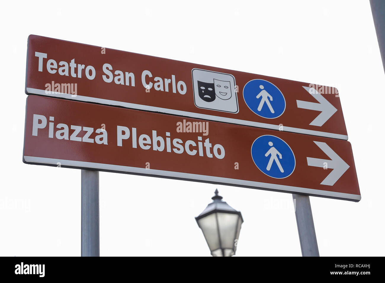 Le théâtre San Carlo et la Piazza Plebiscito Street Sign in Ville de Naples, Italie Banque D'Images