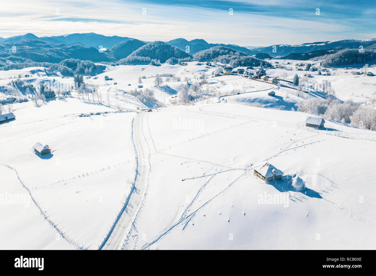 Les routes couvertes de neige dans le village Pestera en Transylvanie, Roumanie Banque D'Images