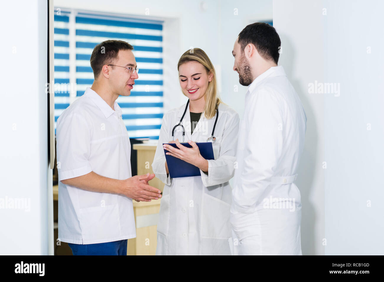 Portrait de l'équipe médicale à l'hôpital permanent hall Banque D'Images