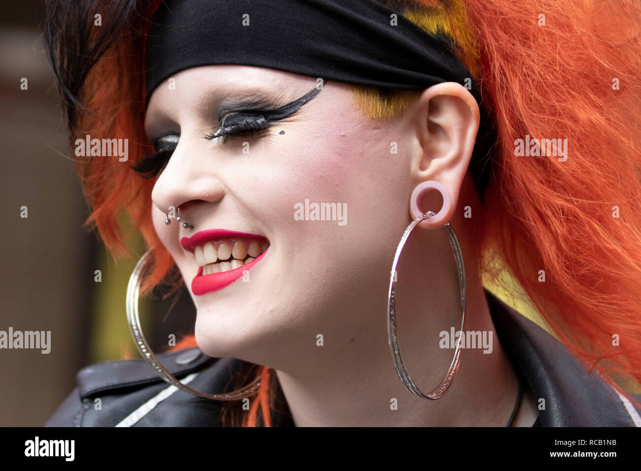 Étirement du lobe de l'oreille, "mesurer" à Blackpool, Lancashire,  Royaume-Uni. Oreilles percées, Iska avec inserts en plastique et le port d' oreilles grandes, de Birminham. La rébellion la plus importante du monde  Festival