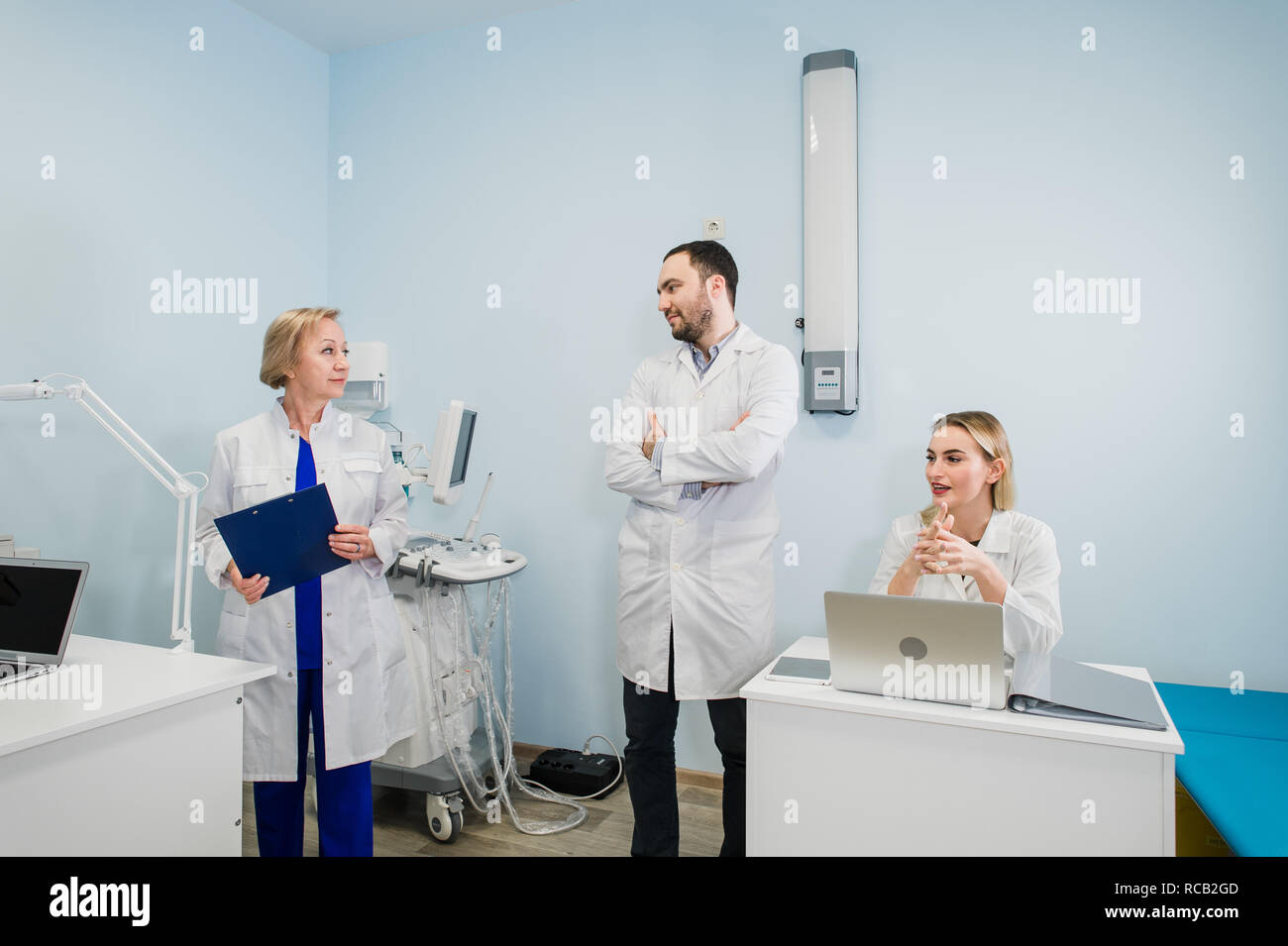 Petit groupe de médecins qui travaillent ensemble dans le cabinet du médecin. Banque D'Images