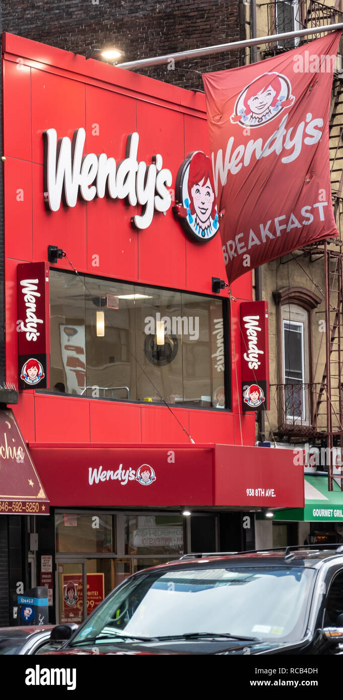New York, États-Unis - 17 novembre 2018 : l'entrée de Wendys Restaurant sur la 8e Avenue Banque D'Images