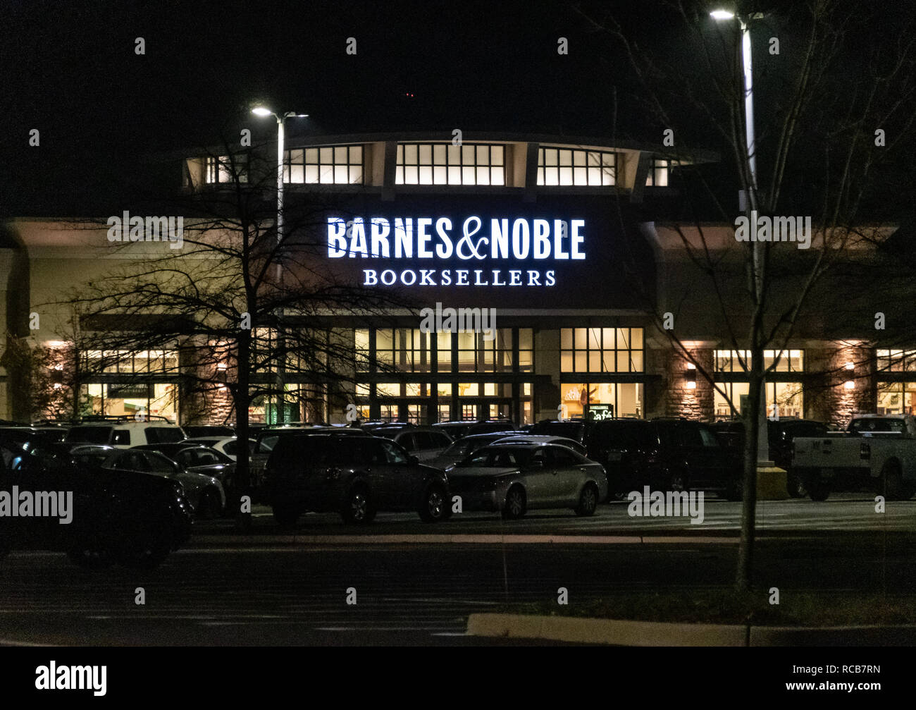 New York, États-Unis - 19 novembre 2018 : Photo de nuit de Barnes et noble façade at Monmouth Mall Banque D'Images