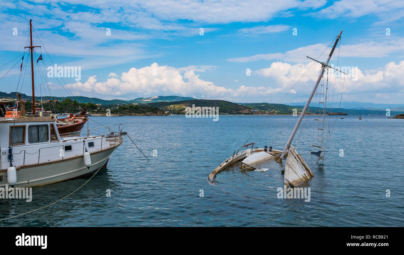 Des naufragés yacht à demi submergé dans une eau calme baie à un endroit exotique magnifique en Grèce Banque D'Images