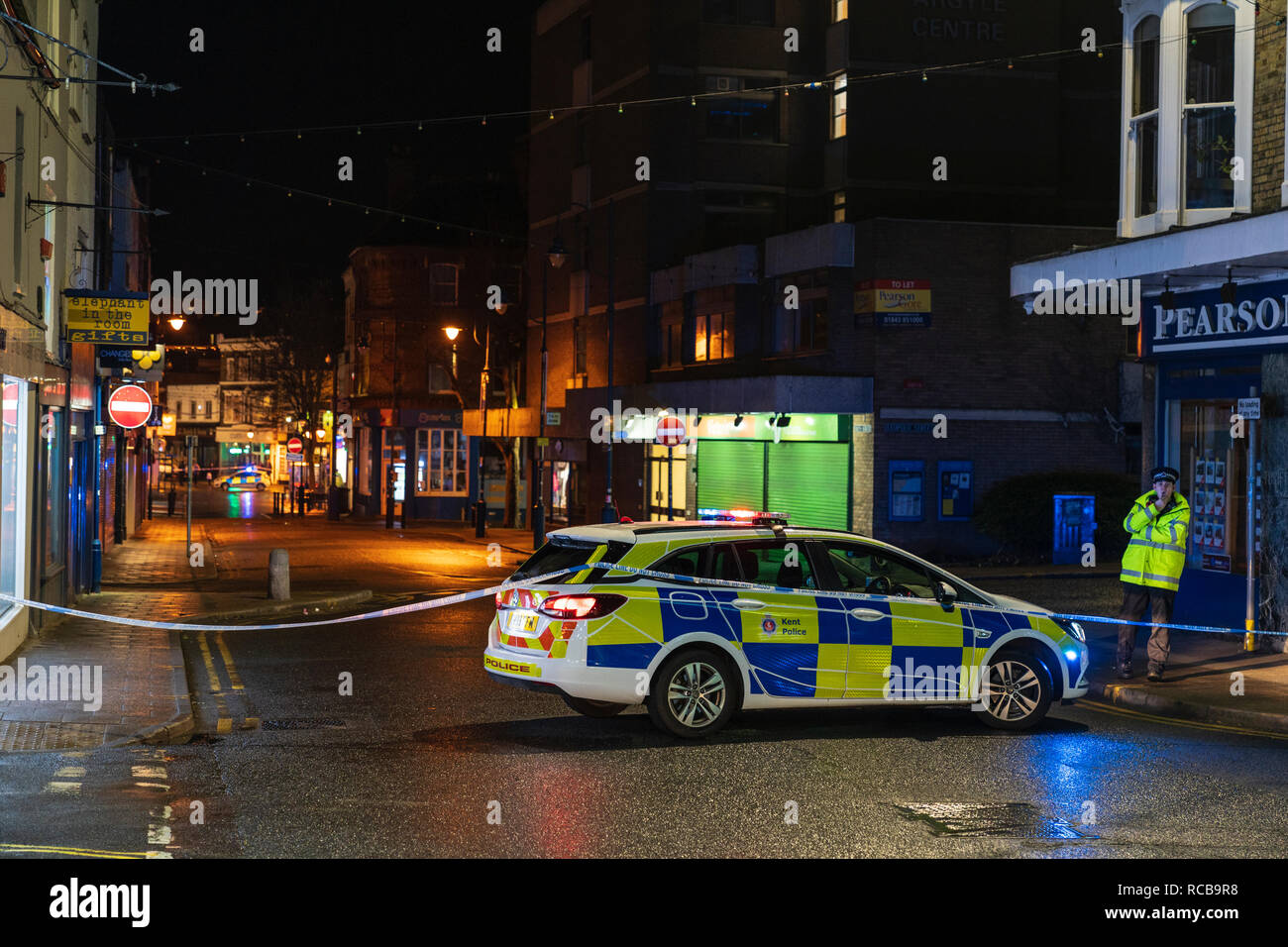 Ramsgate soupçonné d'une bombe le 14 janvier 2019. Les voitures de police avec feux bleus clignotants à boucler le centre-ville, la nuit. Voiture de police et le policier stationné sur la route principale menant au centre de la ville, rue de la ville. Banque D'Images