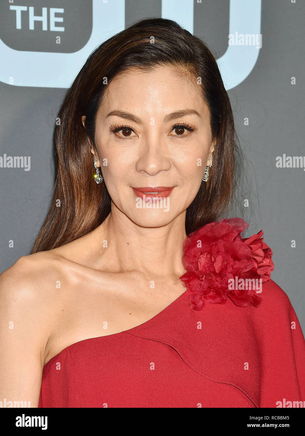 SANTA MONICA, CA - le 13 janvier : Michelle Yeoh arrive à la 24e conférence annuelle de l'Critics' Choice Awards assiste à la 24e édition du Critics' Choice Awards au Barker Hangar le 13 janvier 2019 à Santa Monica, en Californie. Crédit : Jeffrey Mayer/Alamy Live News Banque D'Images