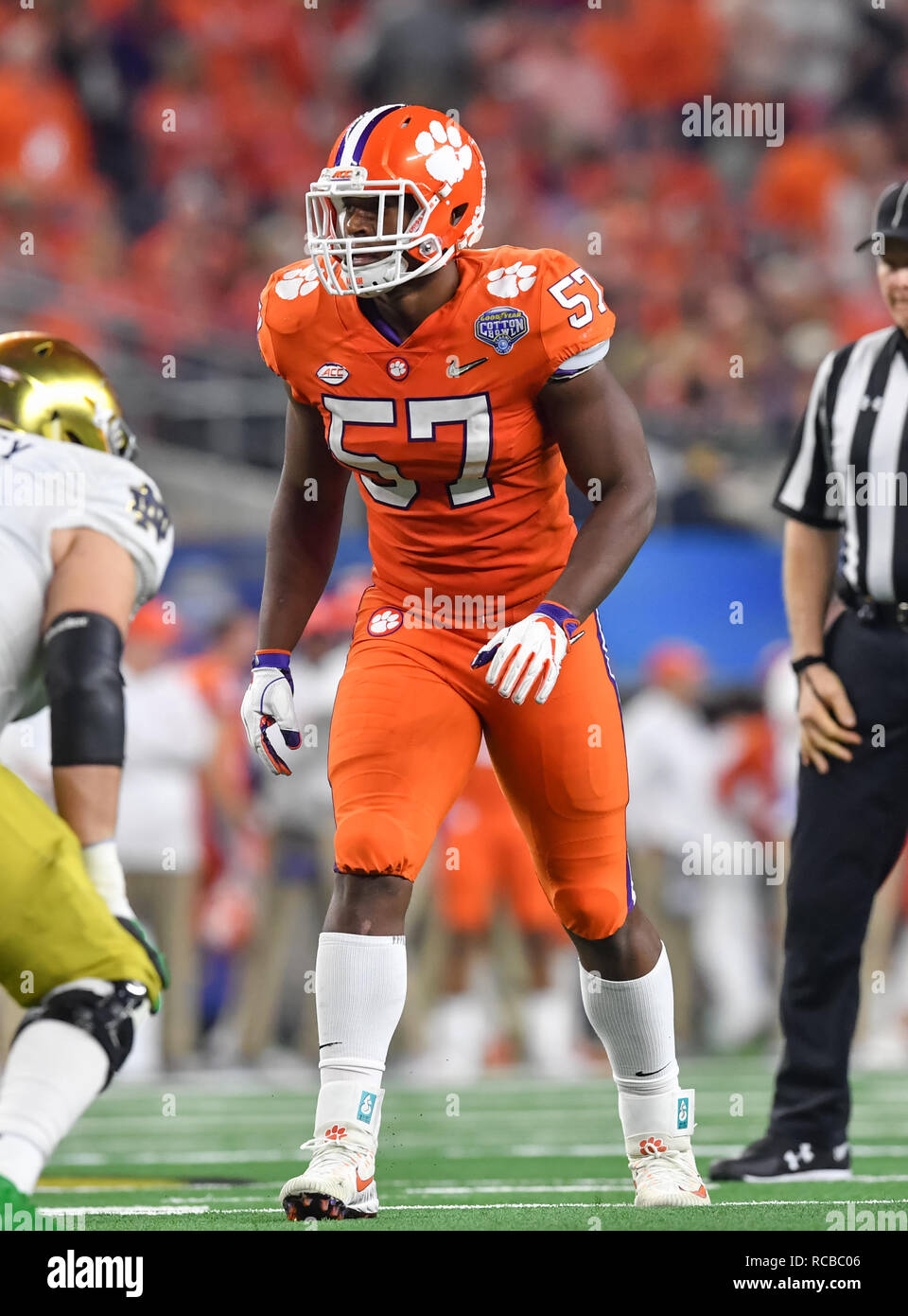 29 décembre 2018, Arlington, TX...Clemson linebacker, Tre Lamar (57), en action à la NCAA football Cotton Bowl entre le Clemson Tigers et le Notre Dame Fighting Irish chez AT&T Stadium à Arlington, TX. (Photographe complète absolue et de la société Calomeni Crédit : Joe / MarinMedia.org / Cal Sport Media) Banque D'Images