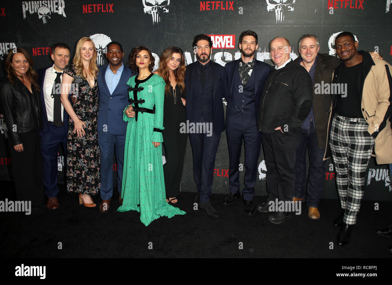 Hollywood, CA. 14 Jan, 2019. Allie Goss, Giorgia Whigham, Jon Bernthal, Jason R. Moore, Ben Barnes, Jeph Loeb, Steve Lightfoot, Amber Rose Revah, Royce Johnson, Deborah Ann Woll, Jim O'Hanlon, assiste à la merveille "le Punisher" Los Angeles Premiere at ArcLight Hollywood à Hollywood, Californie le 14 janvier 2019. Credit : Faye Sadou/media/Alamy Punch Live News Banque D'Images