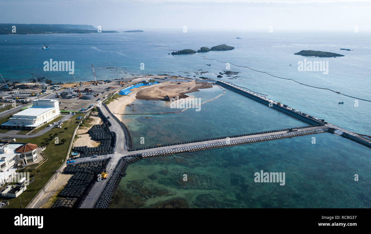 NAGO, JAPON - 15 janvier : Dans cette image aérienne montre un travail d'enfouissement de la préparation de la zone pour la relocalisation de l'U.S. Marine Corps Air Station à Futenma Henoko district de Nago, Okinawa Prefecture, Japon le 15 janvier 2019. (Photo : Richard Atrero de Guzman/ Bla) Banque D'Images