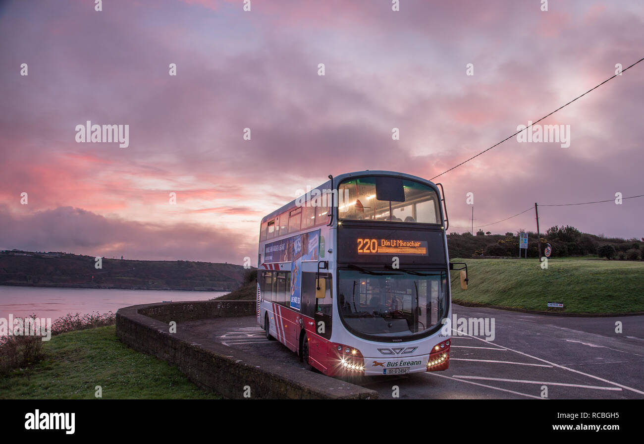 Camden, Crosshaven, Cork, Irlande. 15 janvier 2019,. Un bus tôt le matin attend les passagers avant l'aube, à Camden, Crosshaven Co. Cork avant a commencé son service prévu à Carrigaline, Liège et Dingle. Depuis le 13 janvier le service de bus à Ballincollig Carrigaline doit devenir un service 24h/24 et sera exploité à la 30 min/60 minutes de fréquence. Banque D'Images