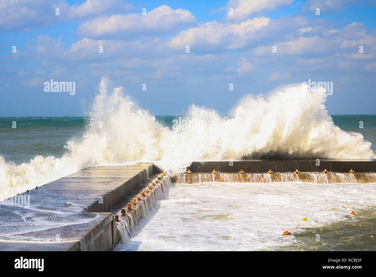 Beyrouth, Liban. 15 Jan, 2019. Vagues géantes écraser sur une jetée sur la promenade de front de mer sur un jour de tempête avec des coups de vent fouettant Beyrouth Crédit côte : amer ghazzal/Alamy Live News Crédit : amer ghazzal/Alamy Live News Banque D'Images