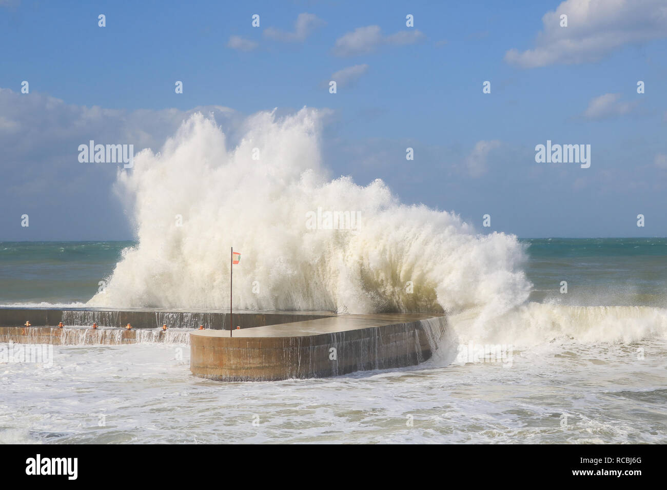 Beyrouth, Liban. 15 Jan, 2019. Vagues géantes écraser sur une jetée sur la promenade de front de mer sur un jour de tempête avec des coups de vent fouettant Beyrouth Crédit côte : amer ghazzal/Alamy Live News Crédit : amer ghazzal/Alamy Live News Banque D'Images