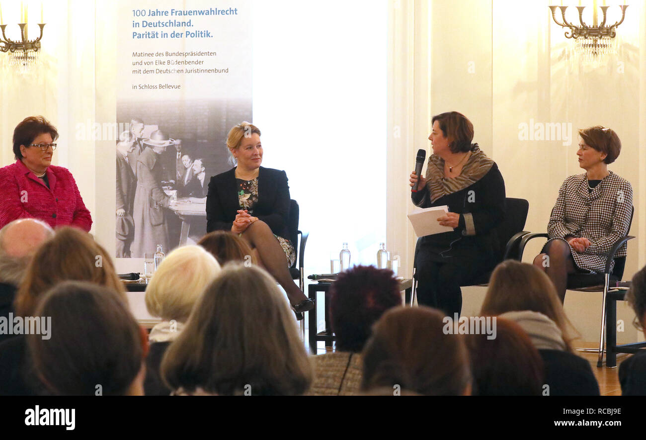 15 janvier 2019, Berlin : Barbara Stamm (CSU, l-r), ancien Président du Parlement d'Etat, Franziska Giffey (SPD), Ministre fédéral des affaires familiales, Gudule Geuther, journaliste, et Elke Büdenbender, épouse du Président fédéral, prendront part à une discussion de groupe au château de Bellevue pendant une matinée sur le thème de 100 ans du droit de vote pour les femmes. Le président fédéral et son épouse Elke Büdenbender, ainsi que les femmes allemandes Lawyers' Association, a invité à la matinee '100 ans du droit de vote des femmes en Allemagne - La parité en politique". Photo : Wolfgang Kumm/dpa Banque D'Images