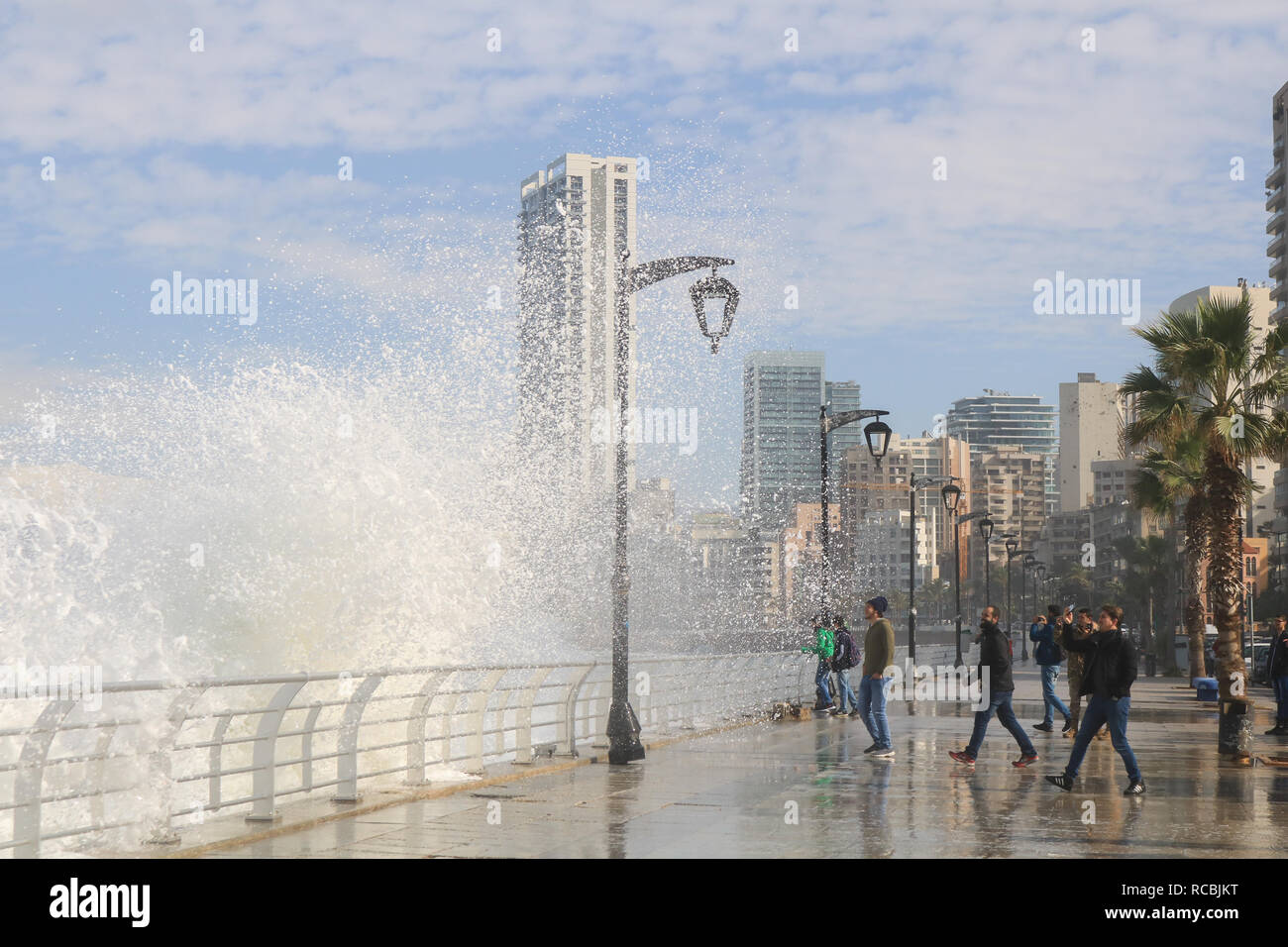 Beyrouth Liban. 15e les piétons sont éclaboussés par des vagues géantes s'écraser sur le front de mer un jour de tempête avec des coups de vent fouettant Beyrouth Crédit côte : amer ghazzal/Alamy Live News Banque D'Images