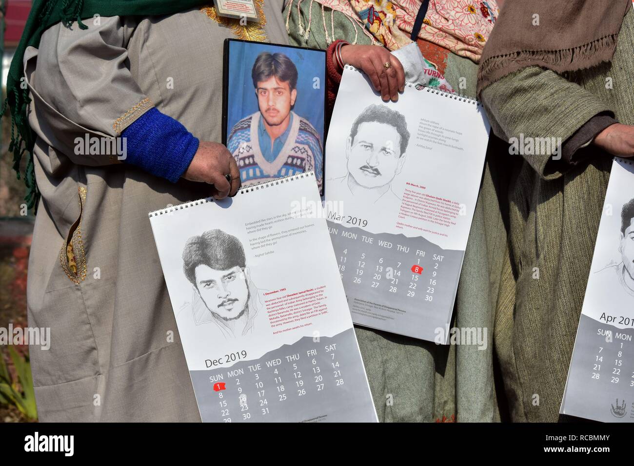 15 janvier 2019 - Srinagar, J&K, l'Inde - Des proches de personnes disparues au cours d'un des calendriers attente Calendrier des sorties à Srinagar, Cachemire sous administration indienne. Depuis janvier 2016, l'Association des Parents des parents de disparus (APDP) publie son calendrier annuel, qu'il appelle ''un document mémoire''. Le calendrier est un montage d'esquisses d'après les photographies de l'homme ''disparu'' de la part de l'état, ainsi que les détails de leur disparition. Credit : Saqib Majeed/SOPA Images/ZUMA/Alamy Fil Live News Banque D'Images