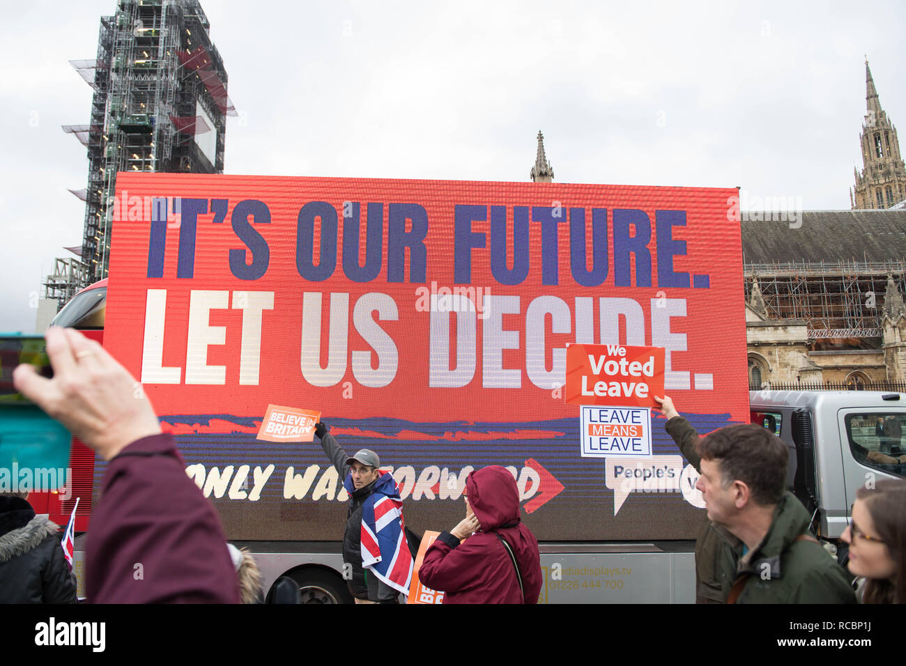 Londres en Angleterre. 15 janvier 2019. Les deux Brexit Brexit anti et pro les militants à l'extérieur de la Chambre des communes le jour MPs vote sur Theresa May's Brexit traiter. Crédit : Michael Tubi/Alamy Live News Banque D'Images