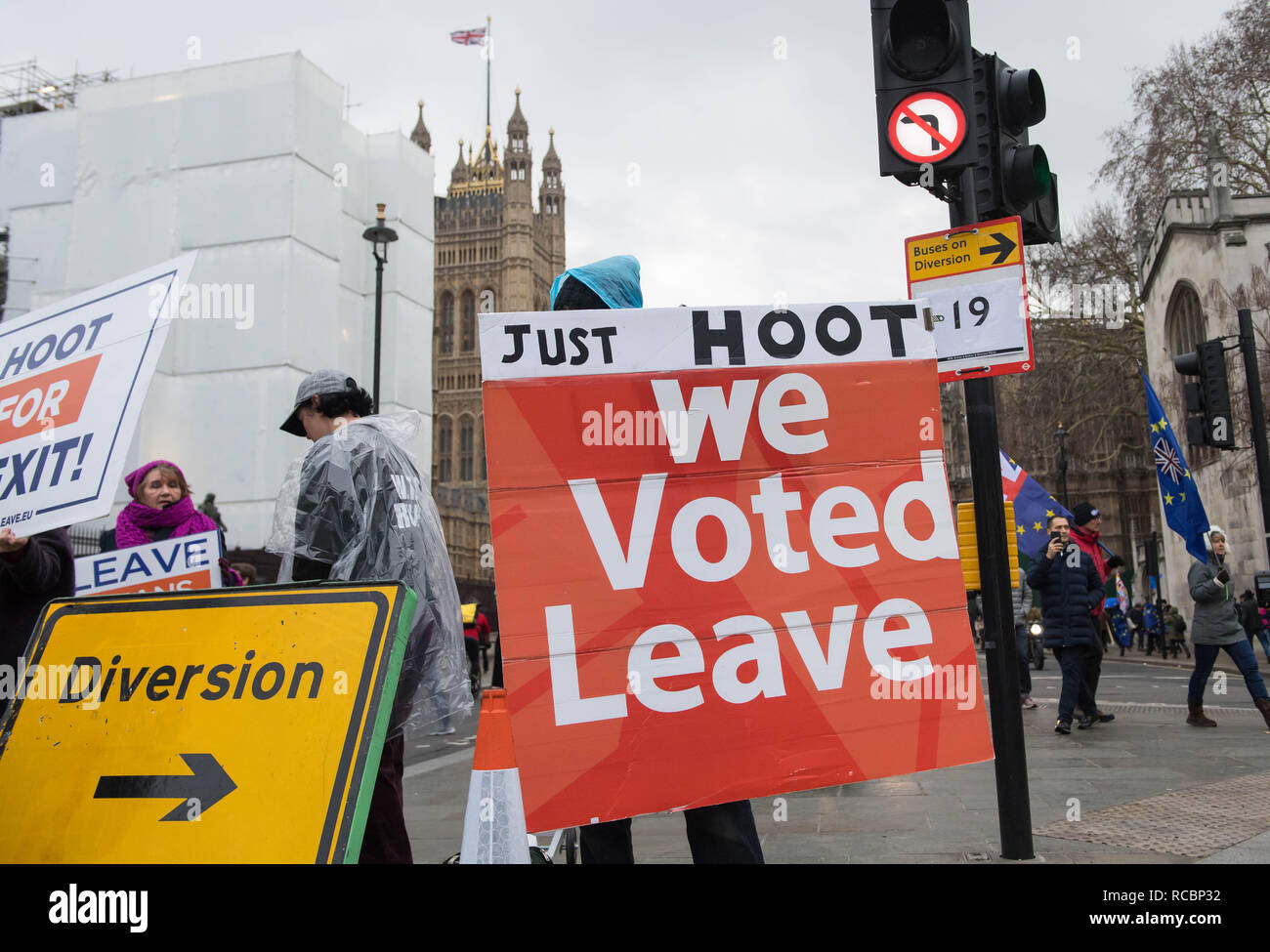 Londres en Angleterre. 15 janvier 2019. Les deux Brexit Brexit anti et pro les militants à l'extérieur de la Chambre des communes le jour MPs vote sur Theresa May's Brexit traiter. Crédit : Michael Tubi/Alamy Live News Banque D'Images