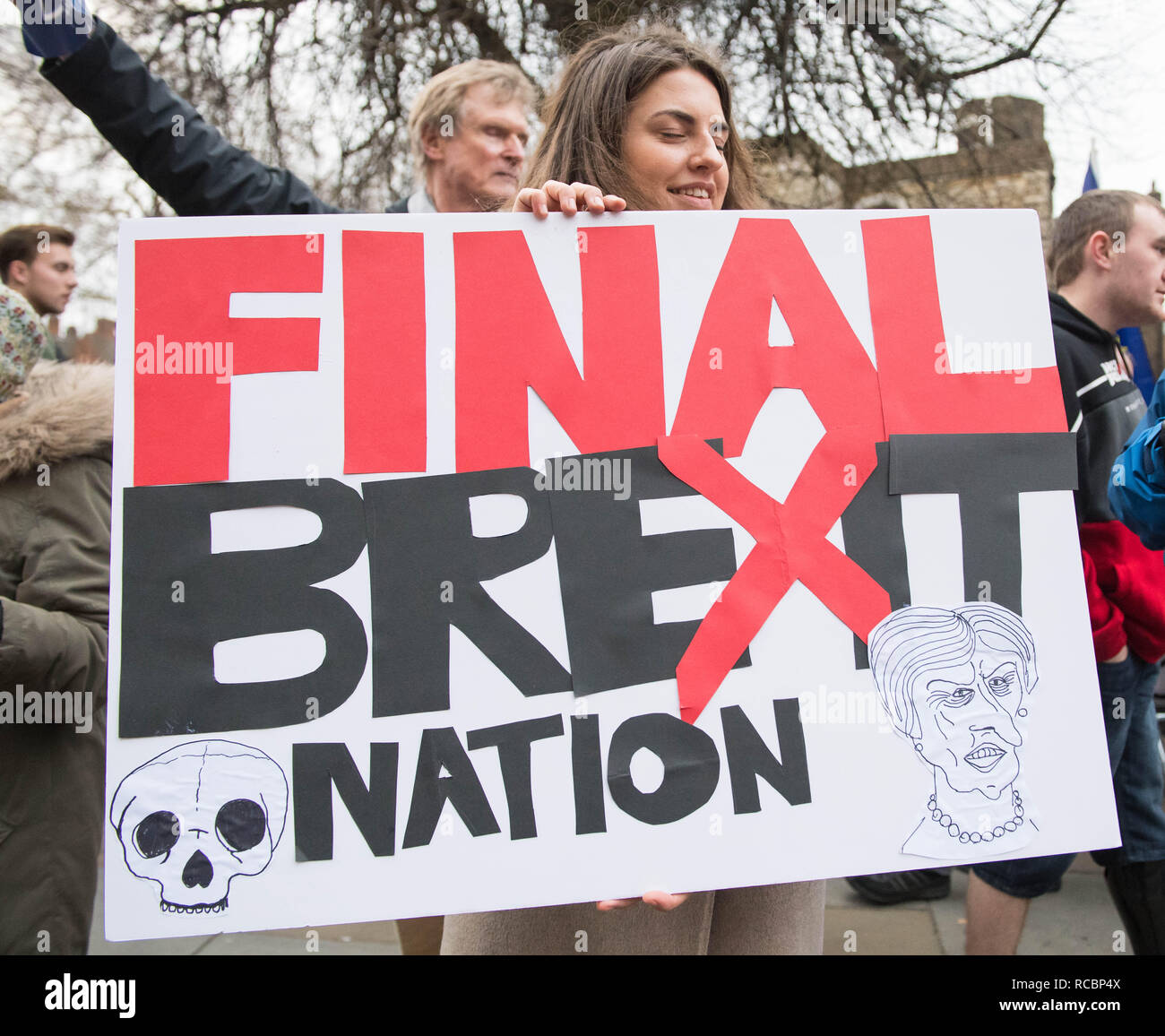 Londres en Angleterre. 15 janvier 2019. Les deux Brexit Brexit anti et pro les militants à l'extérieur de la Chambre des communes le jour MPs vote sur Theresa May's Brexit traiter. Crédit : Michael Tubi/Alamy Live News Banque D'Images