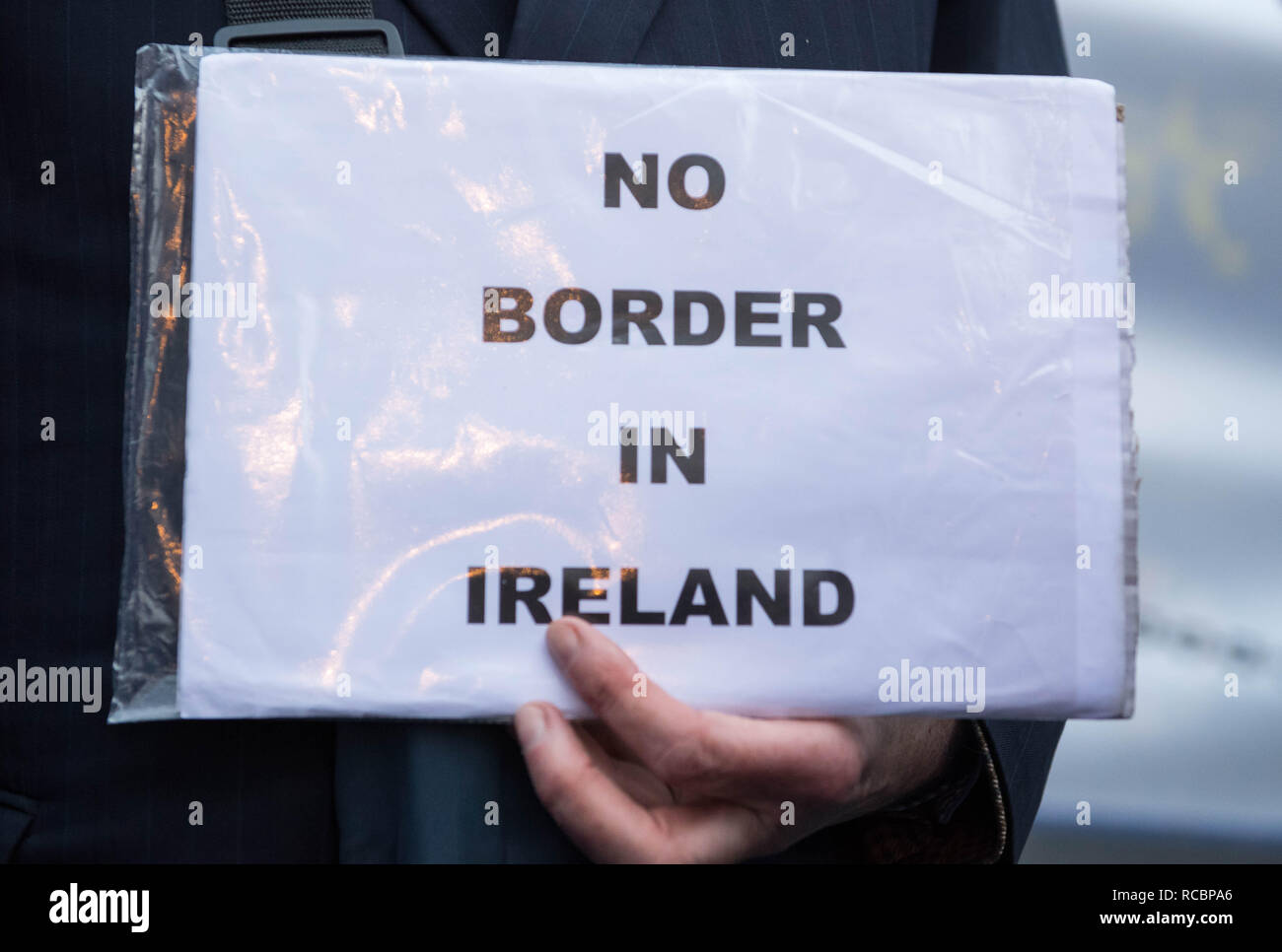 Londres en Angleterre. 15 janvier 2019. Les deux Brexit Brexit anti et pro les militants à l'extérieur de la Chambre des communes le jour MPs vote sur Theresa May's Brexit traiter. Crédit : Michael Tubi/Alamy Live News Banque D'Images