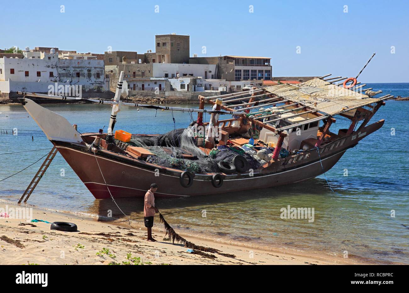 Un boutre sur le port de pêche de Mirbat dans le sud d'Oman, dans la péninsule arabique, au Moyen-Orient, en Asie Banque D'Images