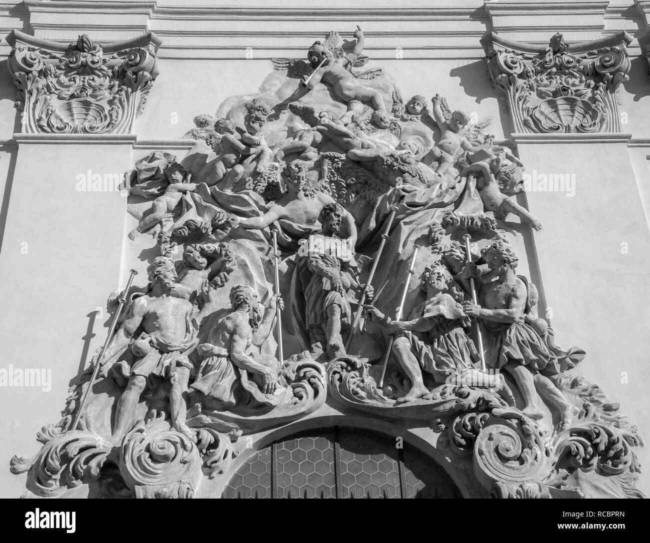 PRAGUE, RÉPUBLIQUE TCHÈQUE - le 18 octobre 2018 : Le baroque le soulagement de l'apôtre saint Jacques au cours de la râpe entrée principale de Bazilika Svatého Jakuba Většího Banque D'Images