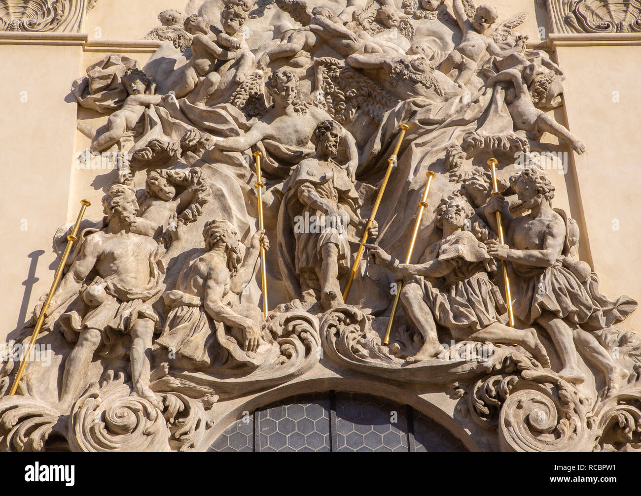 PRAGUE, RÉPUBLIQUE TCHÈQUE - le 18 octobre 2018 : Le baroque le soulagement de l'apôtre saint Jacques au cours de la râpe entrée principale de Bazilika Svatého Jakuba Většího Banque D'Images