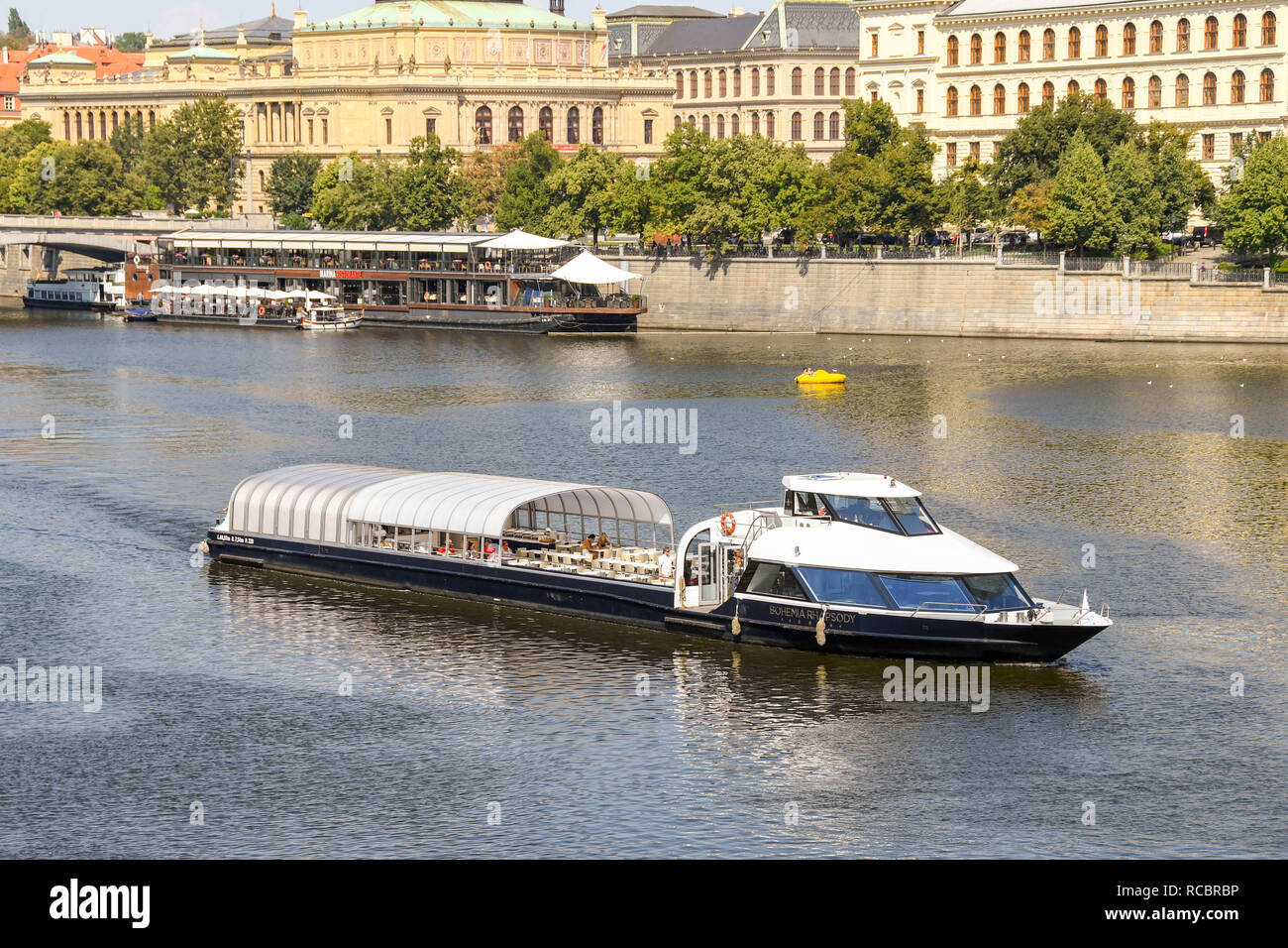 PRAGUE, RÉPUBLIQUE TCHÈQUE - Juillet 2018 : bateau restaurant avec verrière coulissante sur la Vltava à Prague. Banque D'Images