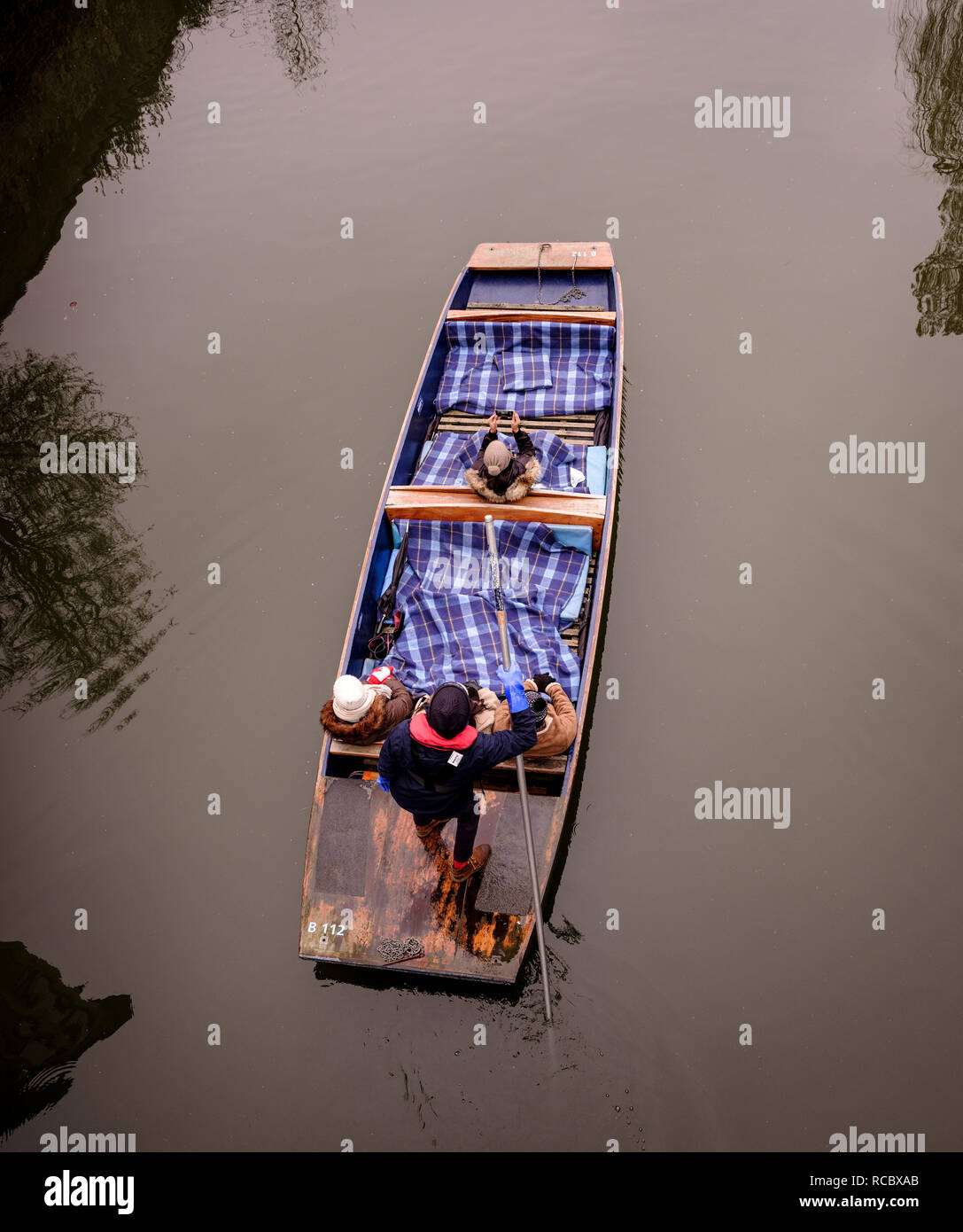 Vue de dessus - un chauffeur d'Scudamore & barques guidées guides son punt plein de public voir de vue le long de la rivière Cam derrière les collèges. Banque D'Images
