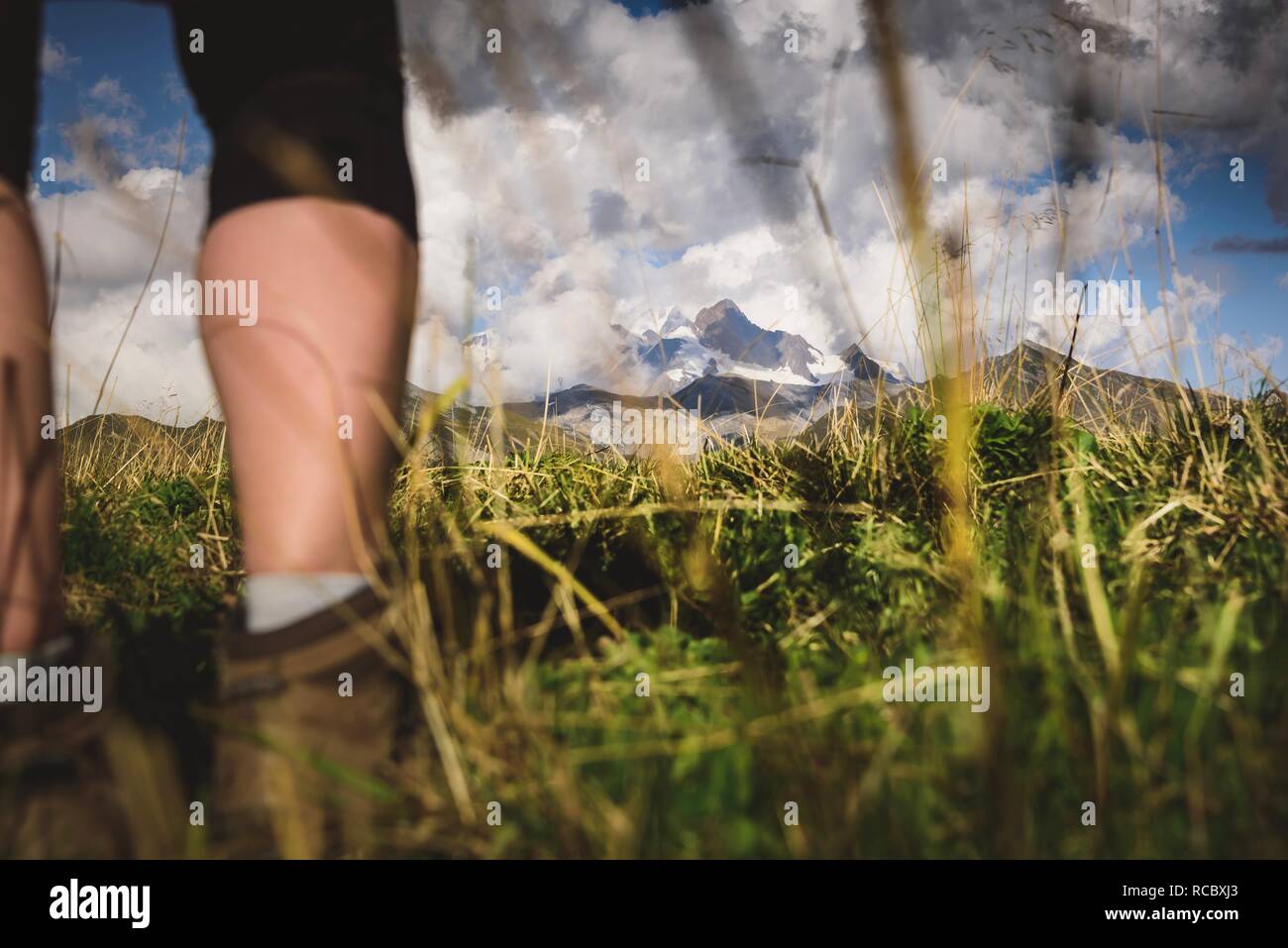 Homme marchant dans les collines près de Mont Blanc, France Banque D'Images