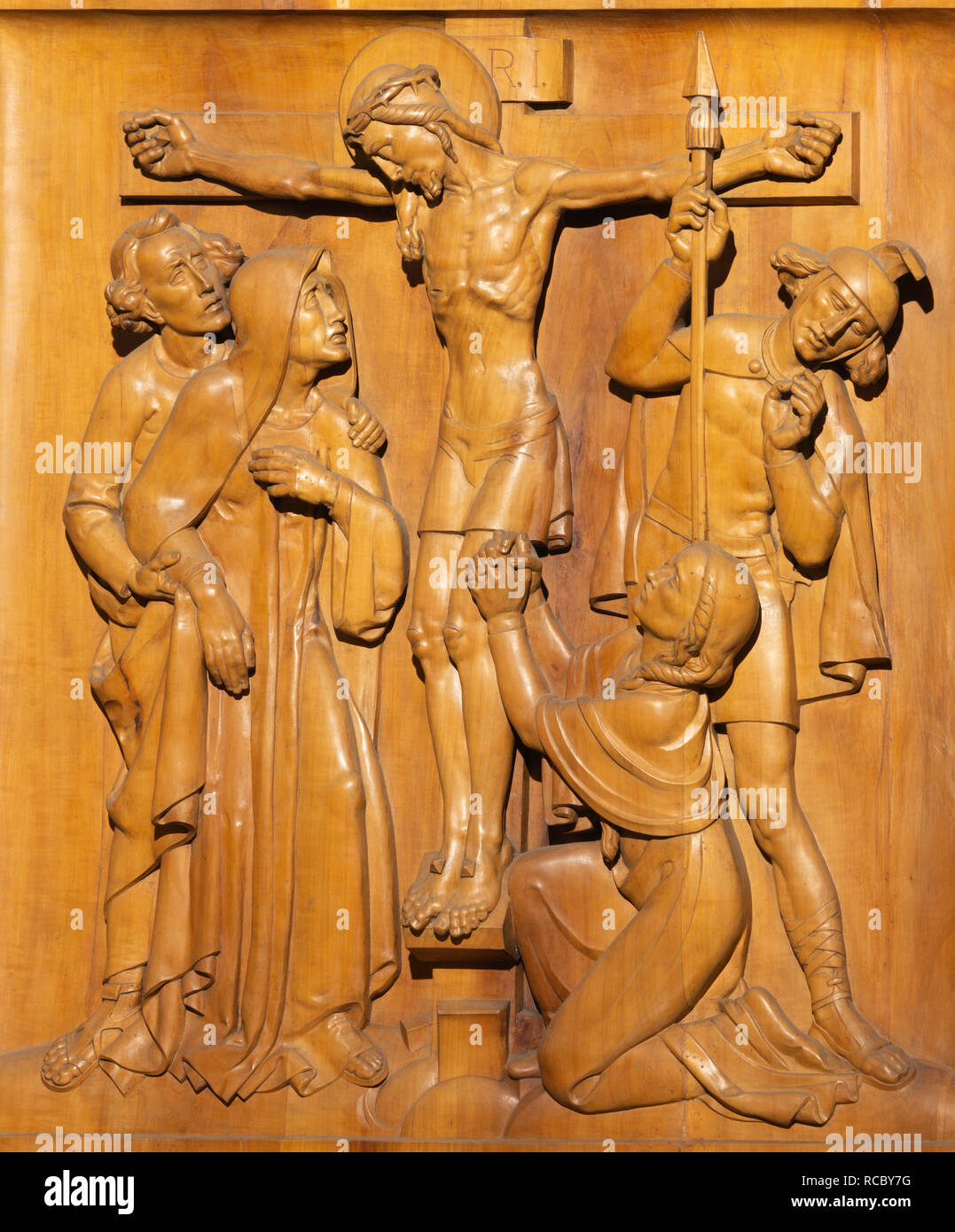 PRAGUE, RÉPUBLIQUE TCHÈQUE - le 15 octobre 2018 : l'allégement en bois sculpté de l'église en Cricifixion Bazilika svatého Petra a Pavla na Vyšehrade à partir de 20  %. Banque D'Images