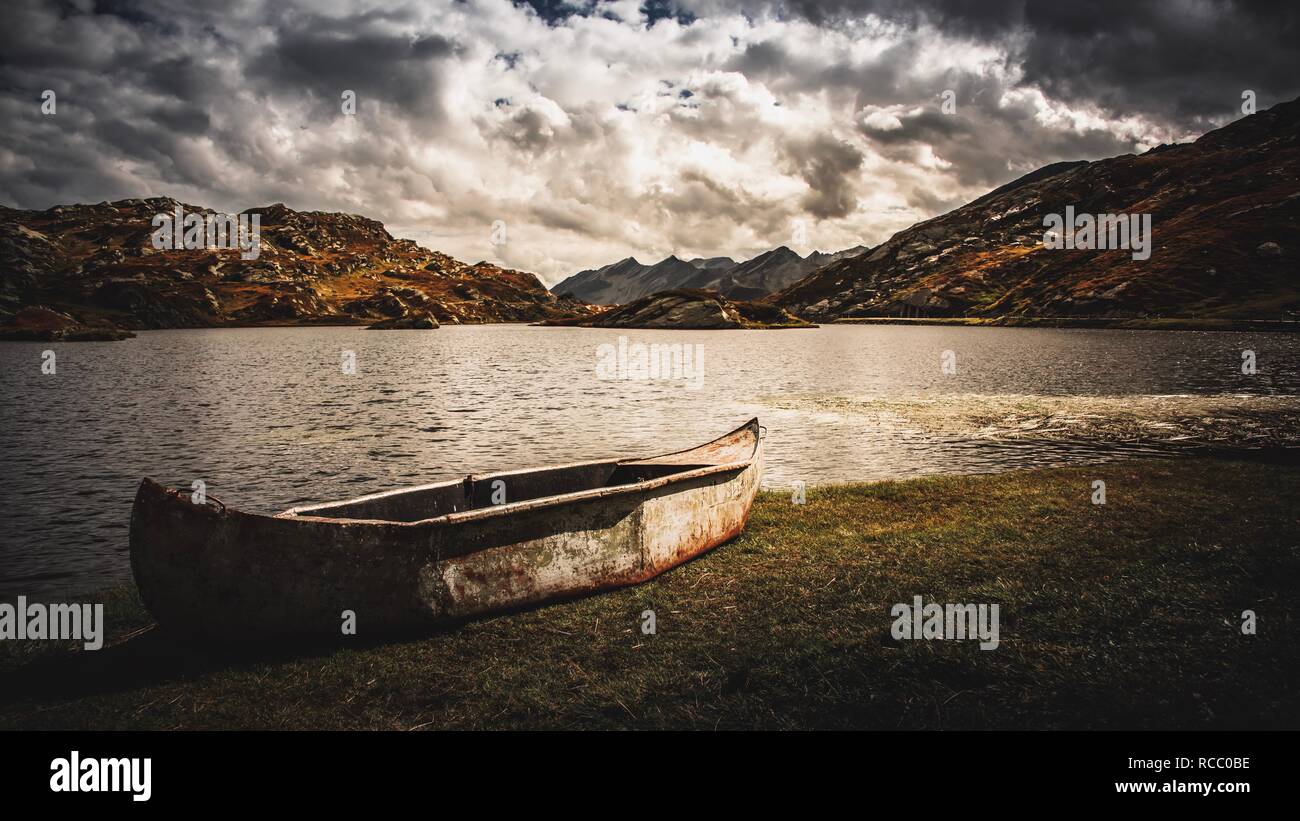 St bernadino col bateau et lac, nuage orageux et mountainscape Banque D'Images