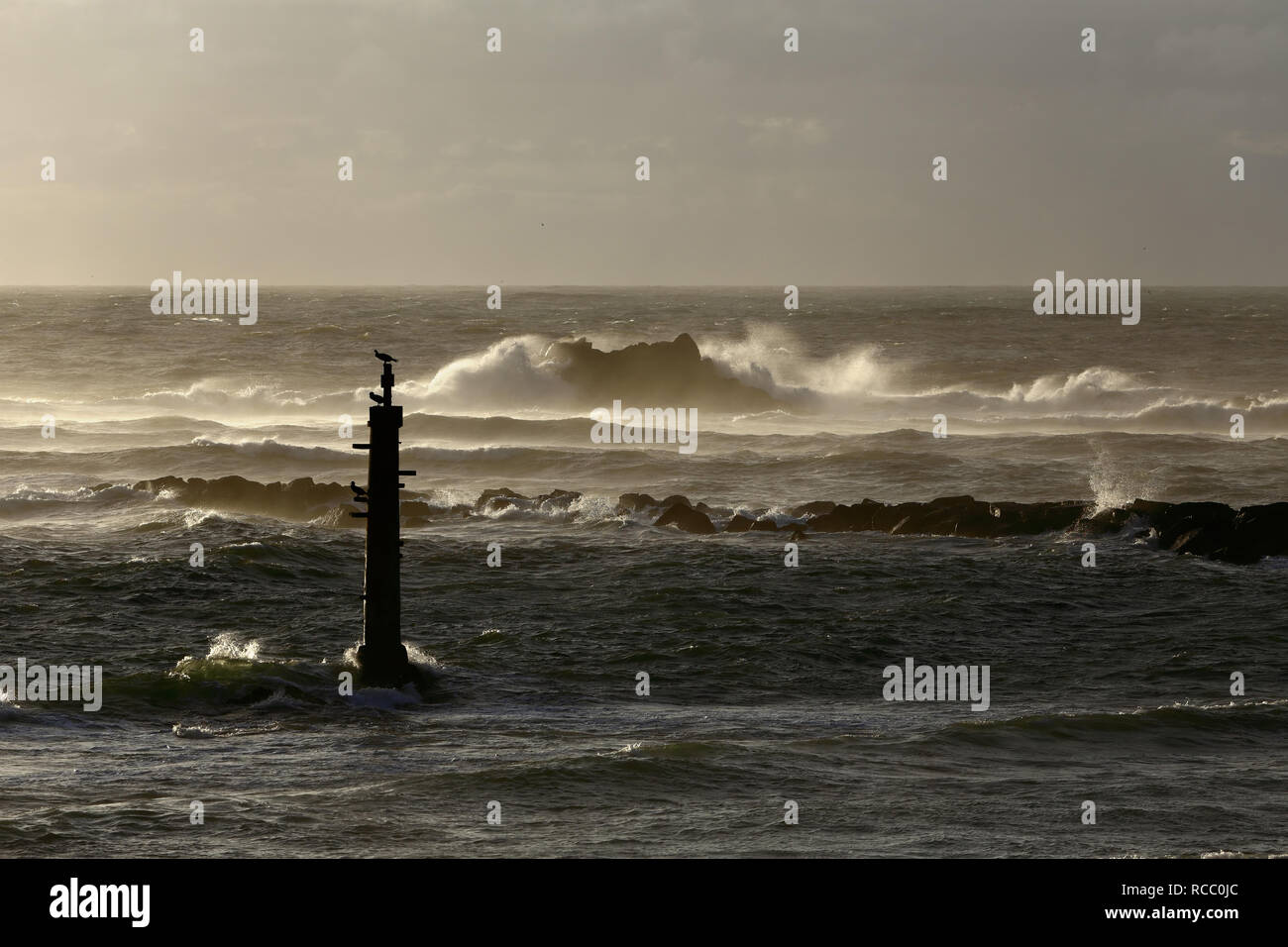 Coucher du soleil en mer orageuse je n le nord du Portugal avec un éclairage intéressant filtrés par les nuages et l'humidité Banque D'Images