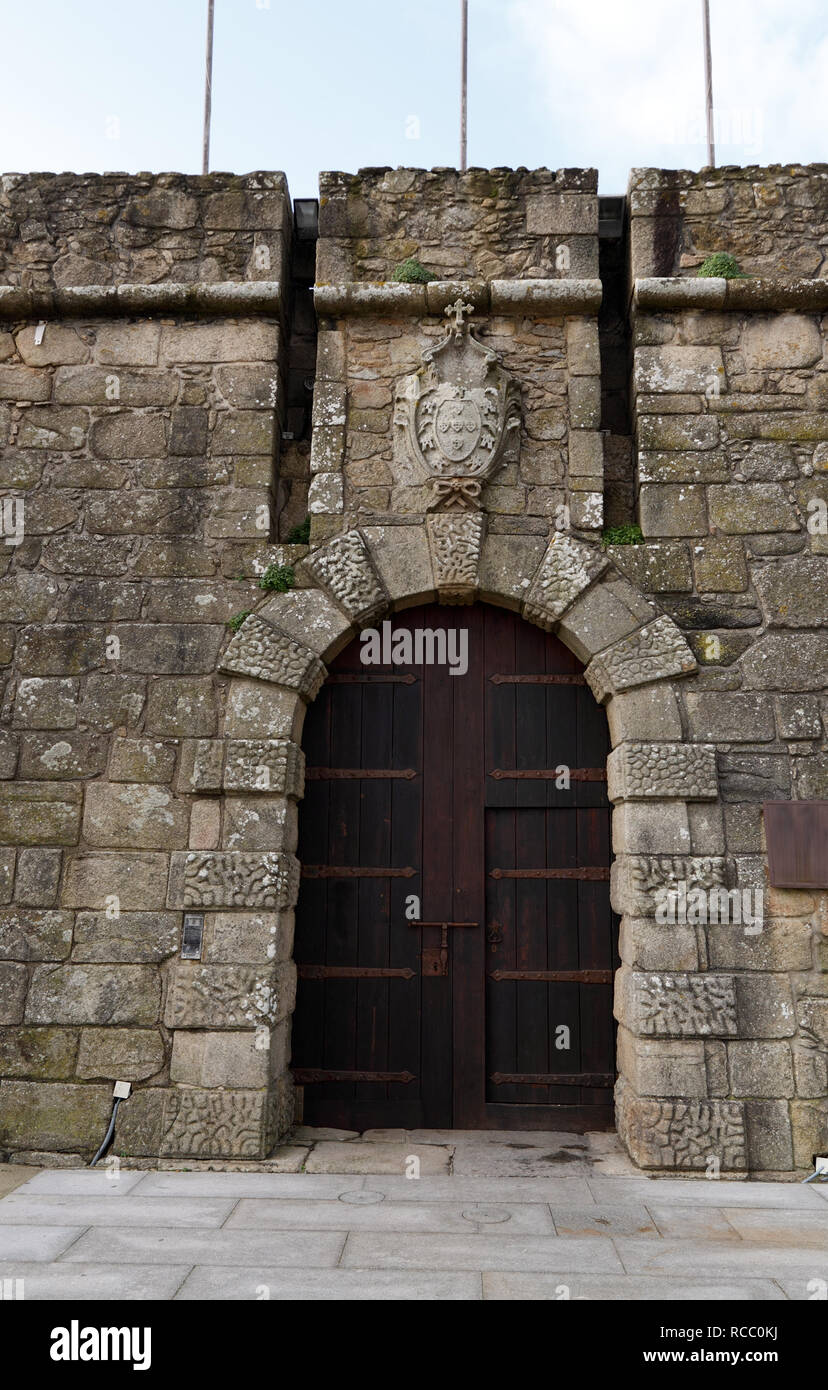 Vieille porte en bois plusminus 316l ou le fort Saint-Jean à Vila do Conde près de Porto au Portugal, un édifice militaire du xvie siècle dont la fonction Banque D'Images