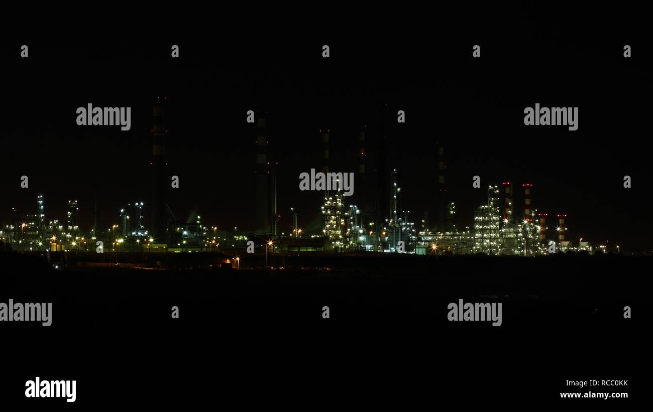 Partie d'une grande raffinerie de pétrole et des usines de puissance par nuit - version sombre Banque D'Images