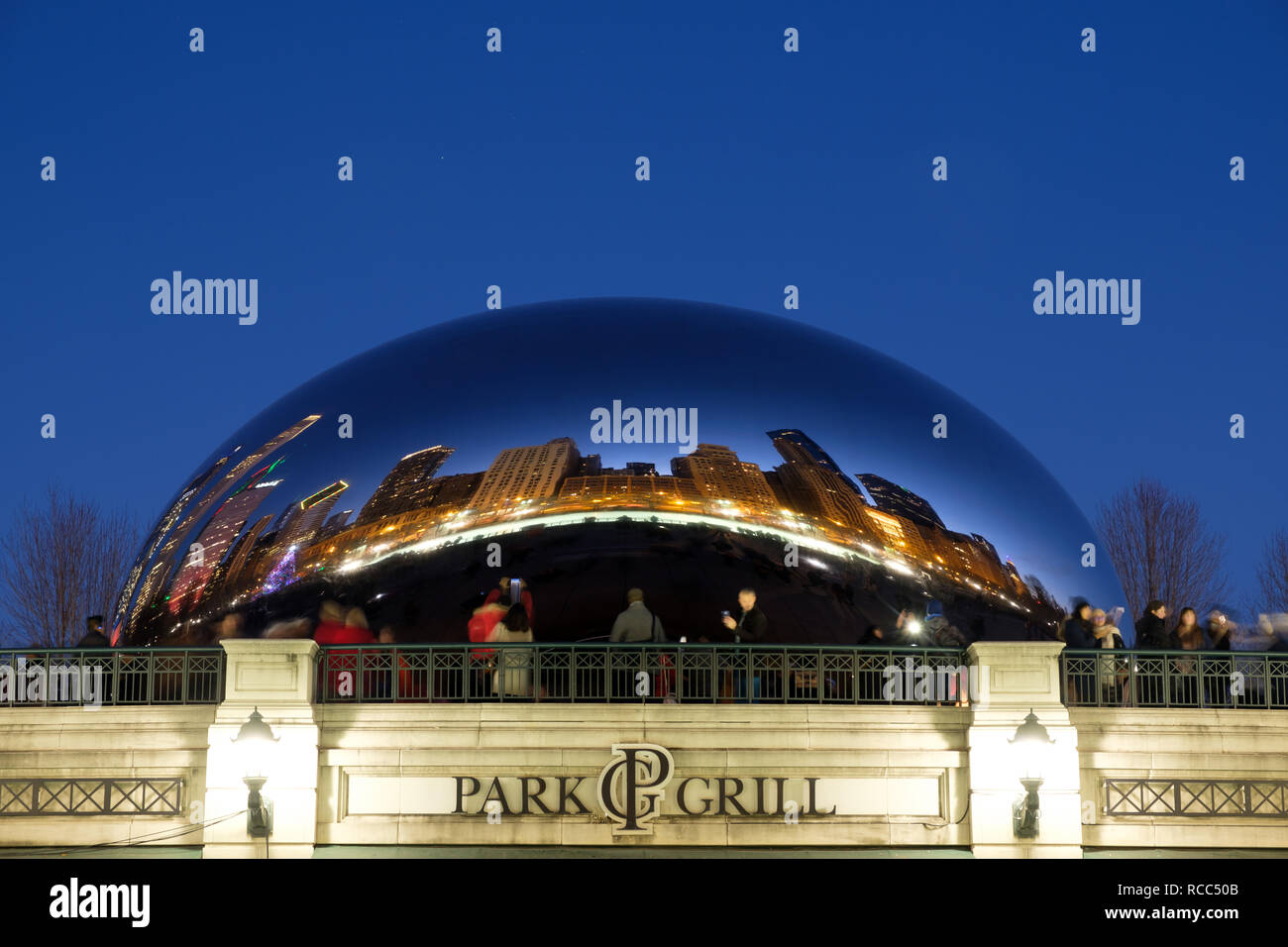 Cloud Gate et d'horizon de Chicago dans le Millennium Park, Chicago, Illinois, États-Unis Banque D'Images