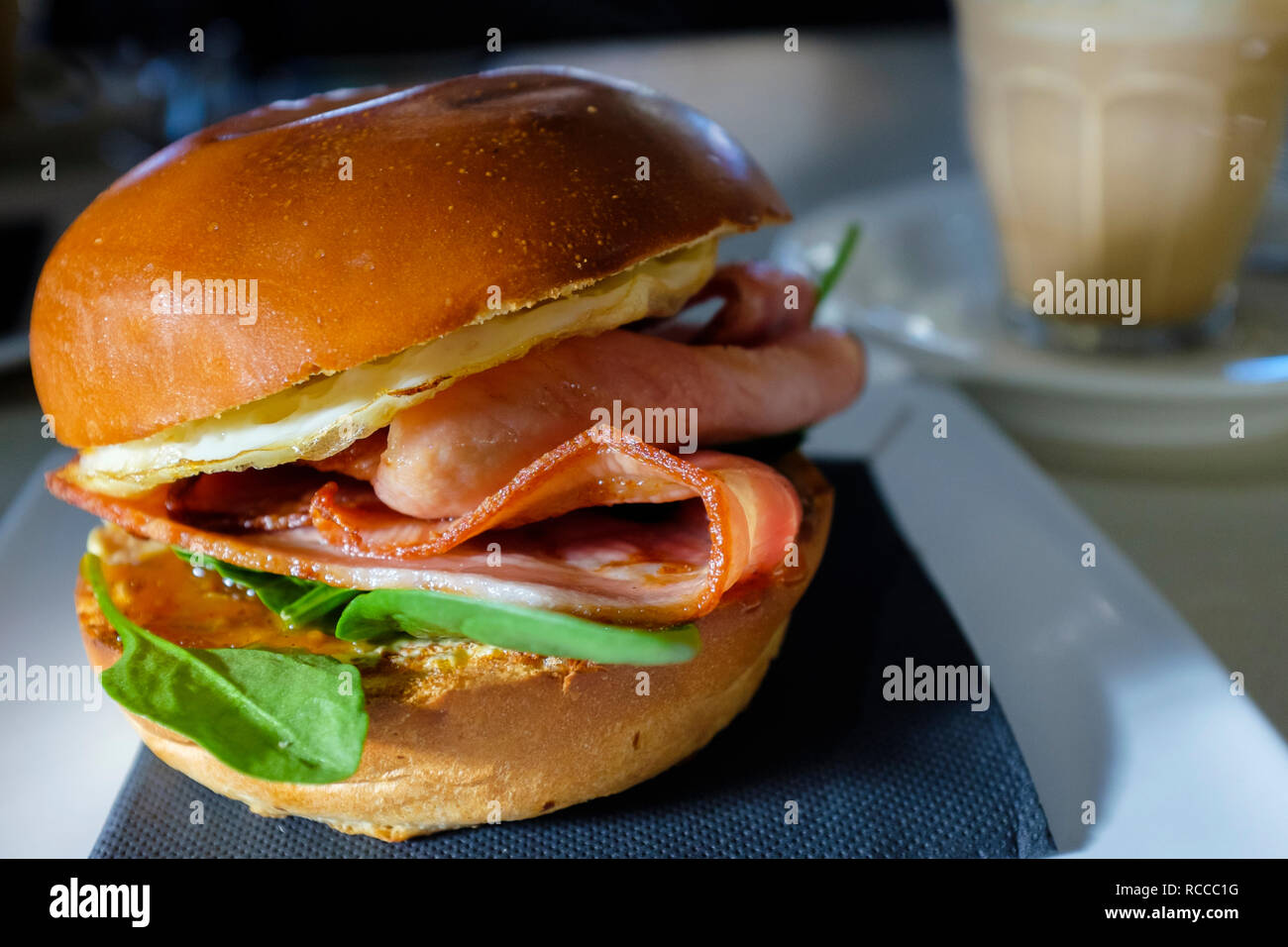 Petit-déjeuner de bacon et d'egg roll café avec en arrière-plan, Vue de côté Banque D'Images