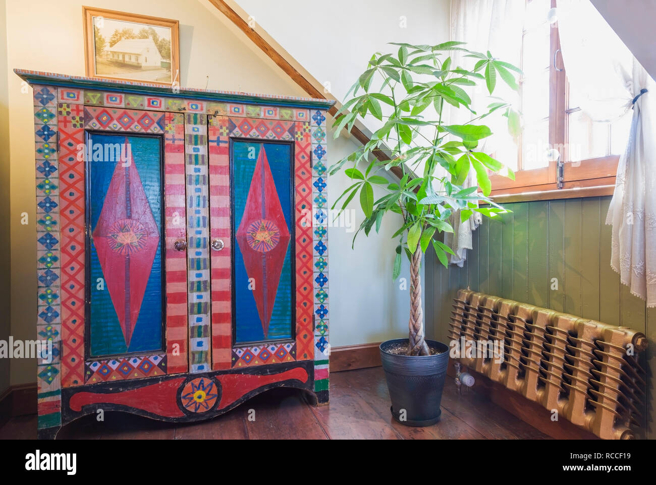 Chambre principale avec armoire ancienne en bois coloré avec point de  diamant design, maison verte à côté de l'ancien radiateur de chauffage  d'eau chaude dans la vieille maison Photo Stock - Alamy