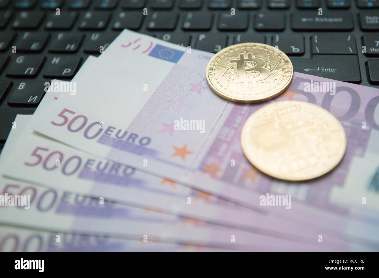 Le Bitcoin or billet d'Euro. Image symbolique de l'argent virtuel. Banque D'Images