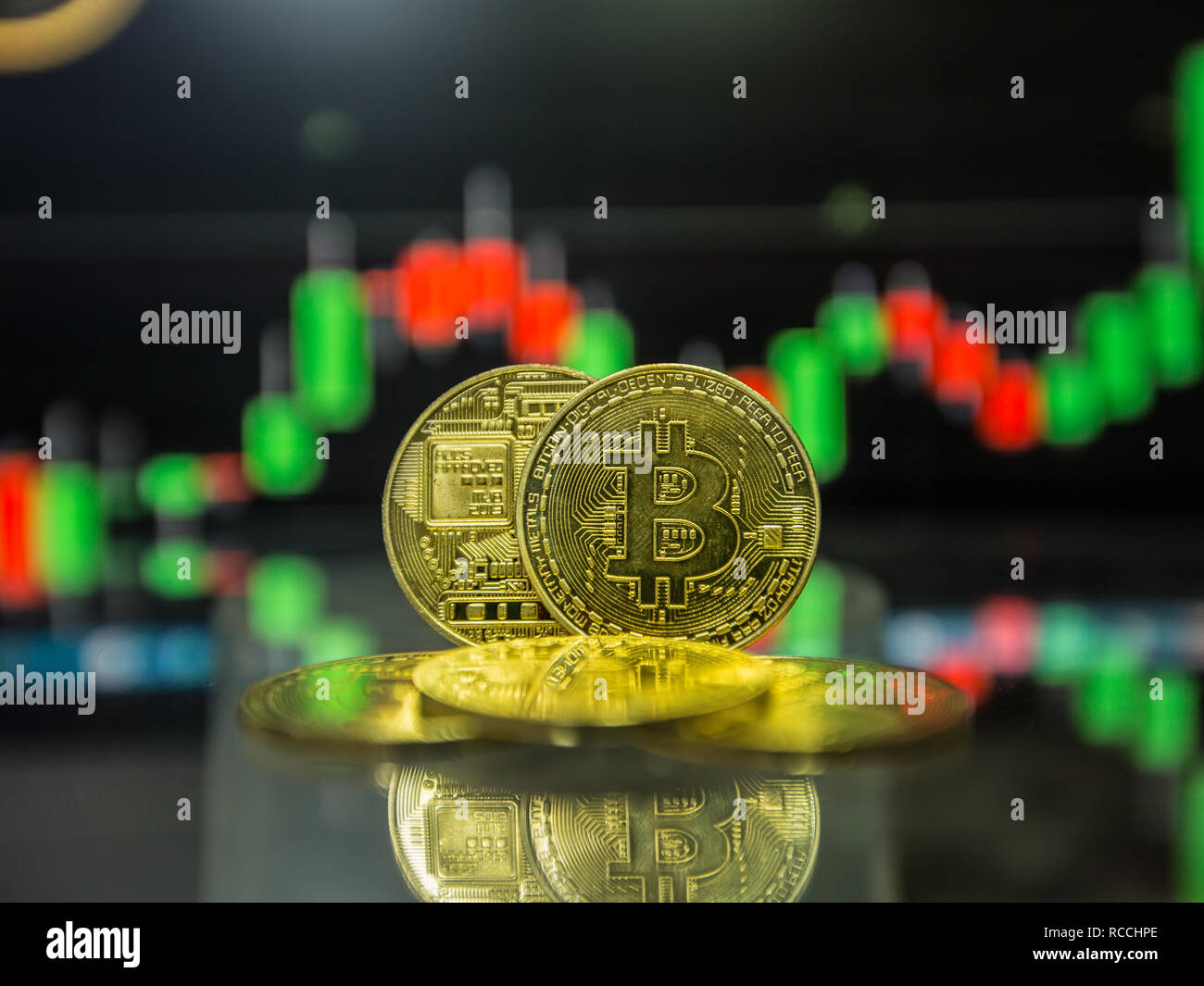 Pièce d'or de Bitcoin et l'arrière-plan du graphique de flou artistique. Banque D'Images