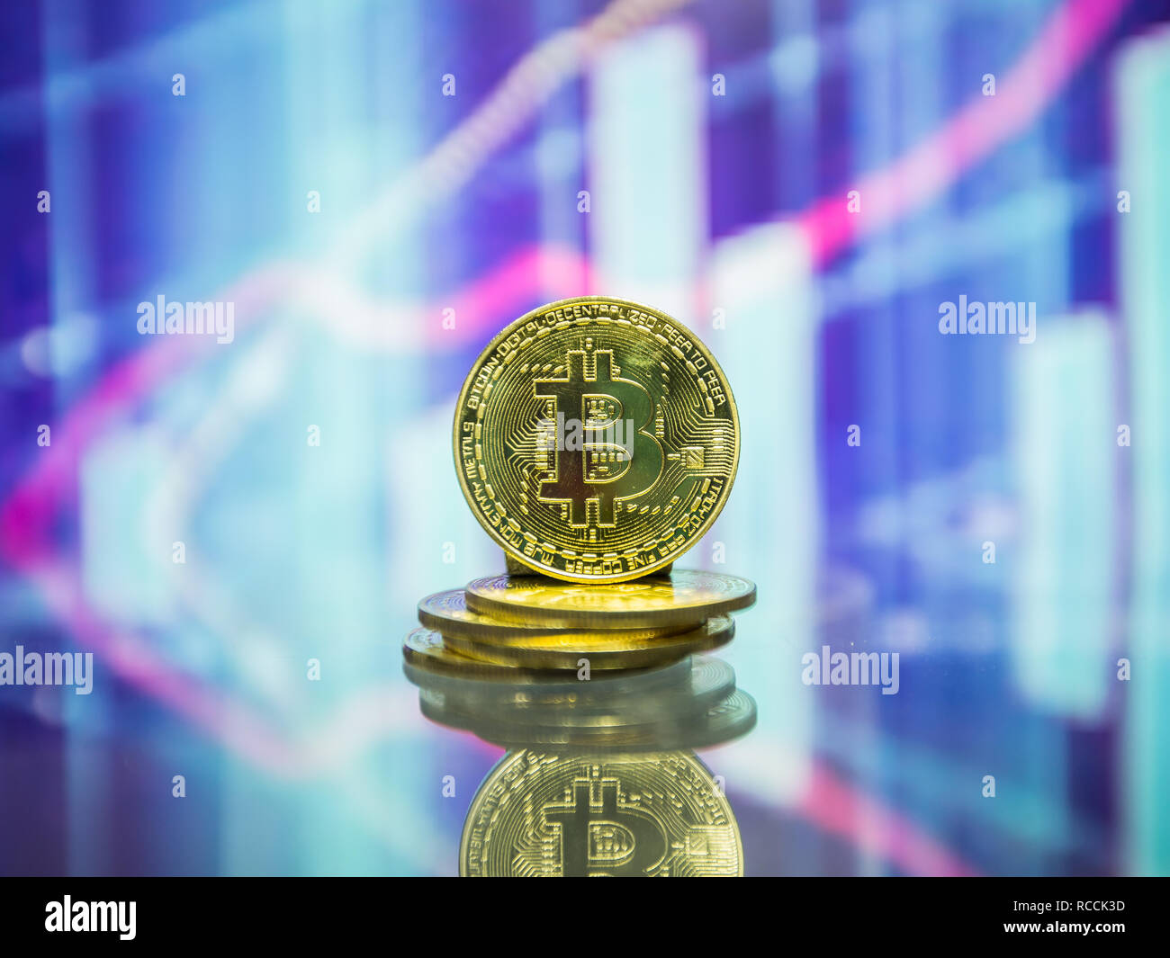 Les bitcoins en or avec fond numérique.Golden coins avec icône lettre B. Banque D'Images
