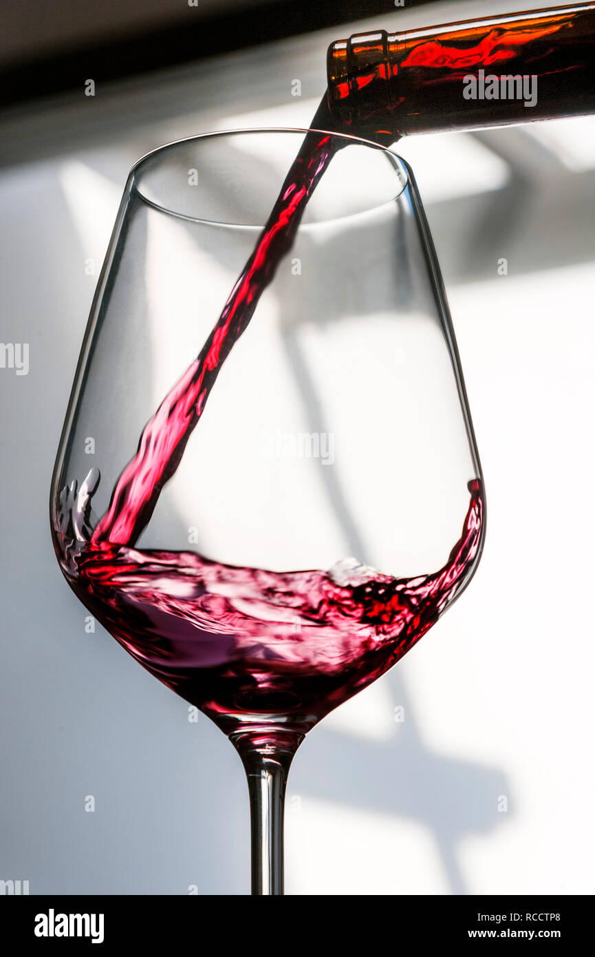 Verser un verre de vin rouge espagnol Banque de photographies et d'images à  haute résolution - Alamy