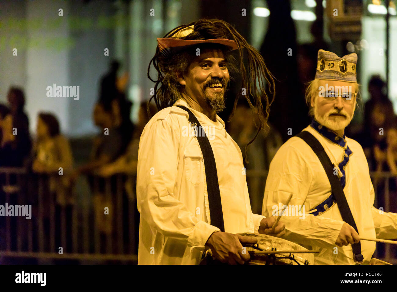 Chicago, Illinois, USA - 21 octobre 2017 : l'art dans l'obscurité, la parade d'Halloween, les gens qui portent des tenues colorées marcher dans Columbus Street. Banque D'Images
