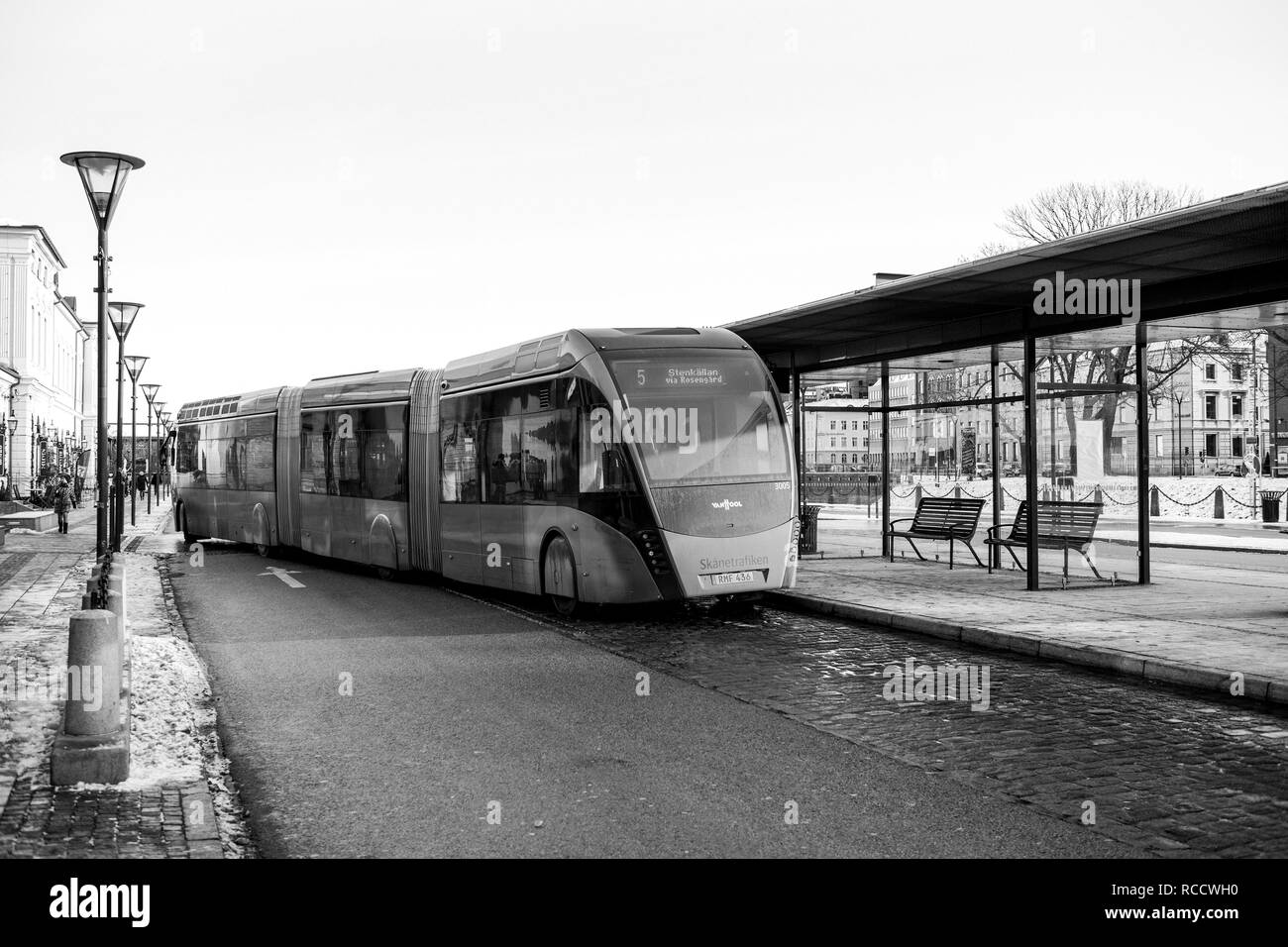 Malmö, Suède - 29 déc 2014 : chambre double moderne articulé Van Hool 324h hybride 24 Exequicity exploité par Skanetrafiken arrivant dans la station de bus sur une froide journée d'hiver - ecologic les transports en noir et blanc, Banque D'Images