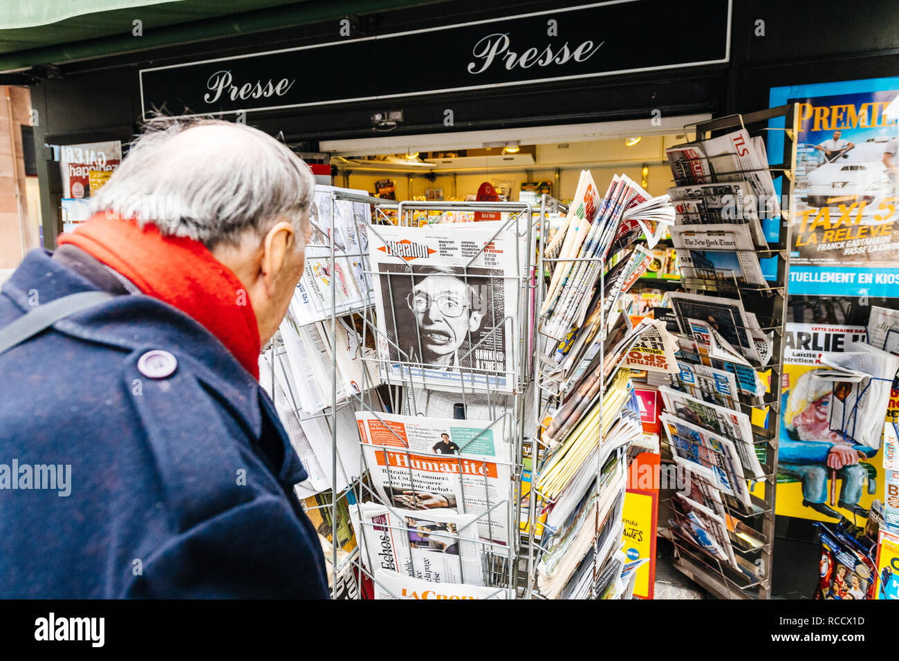 PARIS, FRANCE - MAR 15, 2018 : l'achat du quotidien français Libération à kiosque presse parisienne avec Stephen Hawking portrait l'anglais physicien théorique, la cosmologue dead le 14 mars 2018 kiosque de presse en plein air Banque D'Images