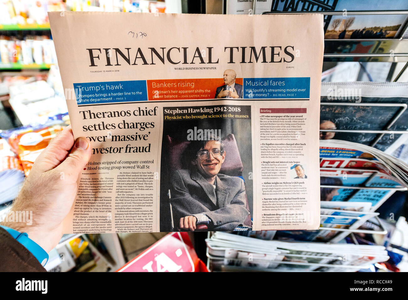 PARIS, FRANCE - MAR 15, 2018 : International journal Financial Times avec portrait de l'anglais Stephen Hawking physicien théorique, mort le 14 mars cosmologue 2018 Banque D'Images